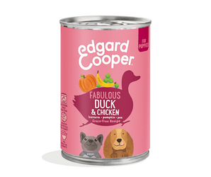 White background with a can of Edgard and Cooper wet puppy food pictured. Text on the foil of the tray says 'Bio Organic, Fabulous duck & chicken, banana, pumpkin, pea. Grain-free recipe'