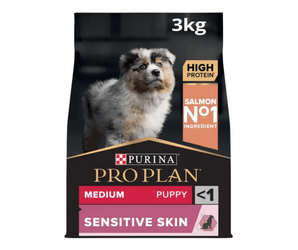 White background with a black bag of Purina Pro Plan Medium Puppy Sensitive Skin. Pictured on the bag is an collie puppy.