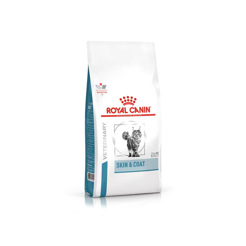 White background with a white bag of Royal Canin Veterinary Skin & Coat dry food for cats. Pictured on the bag is a long haired grey tabby cat. 