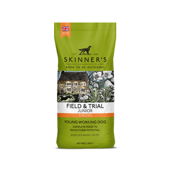 A 2.5kg bag of Skinner's Field & Trial Junior Chicken dog food, designed for young working dogs, featuring green packaging design with a central illustration of a rustic cottage. On a white background.