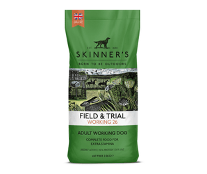 A 2.5 kg bag of Skinner's Field & Trial Working 26 dog food for adult working dogs, featuring a green bag with a central illustration of horses and a white band with product text.