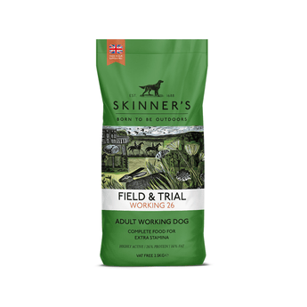 A 2.5 kg bag of Skinner's Field & Trial Working 26 dog food for adult working dogs, featuring a green bag with a central illustration of horses and a white band with product text.