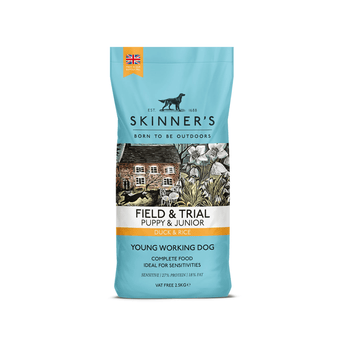 A 2.5kg bag of Skinner's Field & Trial Puppy & Junior Duck & Rice dog food, designed for young working dogs, featuring a light blue packaging design with a central illustration of a rustic cottage. On a white background.